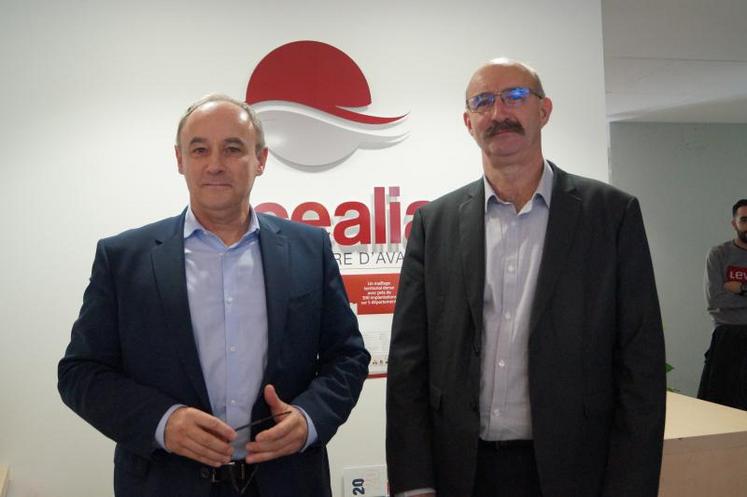 De gauche à droite : Thierry Lafaye, directeur d’Océalia, avec le président, Philippe Delusset, céréalier à Verteuil.