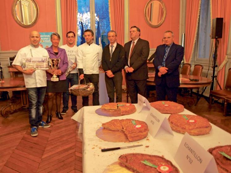 Les gagnants du concours entourés de la préfète et des représentants des boulangers et du syndicat du beurre AOP.