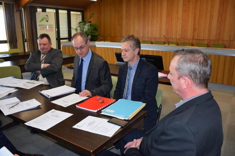 De gauche à droite : François Chauveau, président de la section grandes cultures de la Fnsea 79, Jean-Marc Renaudeau, président de la chambre d’agriculture, Pol Lefebvre, directeur, et Frank Michel, économiste de la chambre d’agriculture.