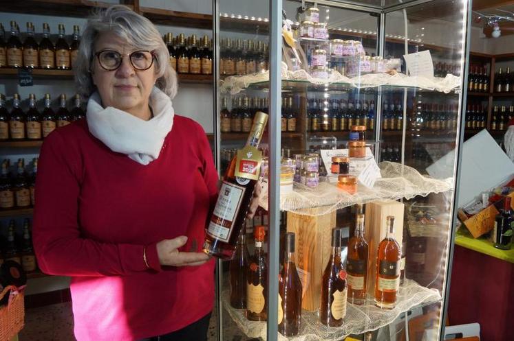 Marianne Roussille dans sa boutique à la ferme.