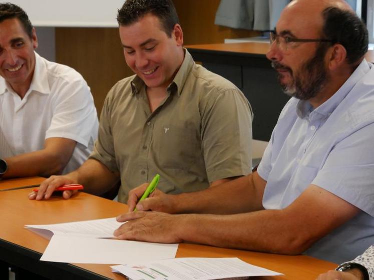Jonathan Lalondrelle, président JA Nouvelle-Aquitaine et Philippe Moinard, président FNSEA Nouvelle-Aquitaine ont signé une charte de campagne.