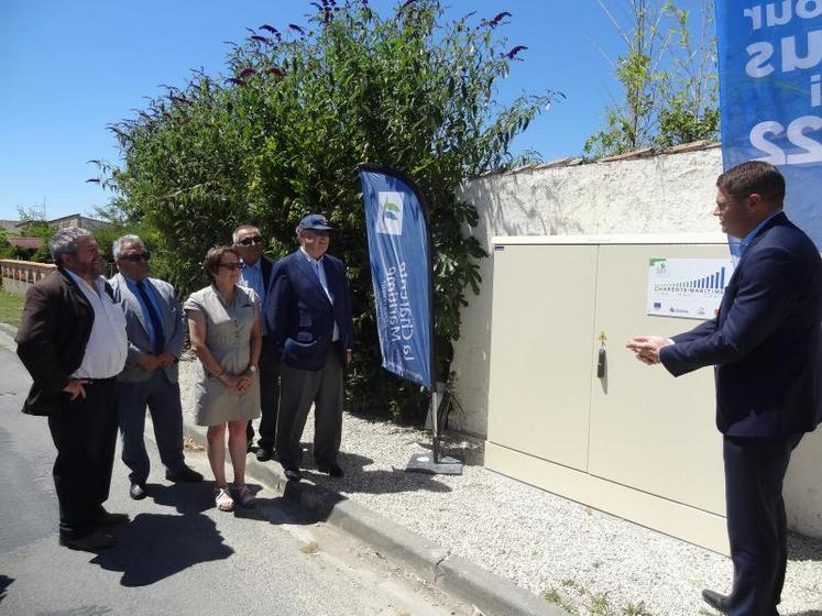 Autour de l’opérateur-constructeur Orange, Dominique Bussereau, Corinne Imbert, sénatrice de Beauvais sur Matha et Jean-Marie Roustit, conseiller départemental.