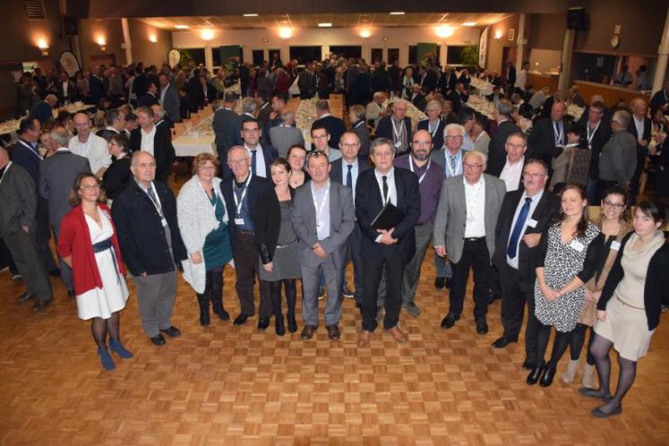 Alain Chabauty et son équipe ainsi que Dominique Barraud, représentant national, sont entourés de leurs principaux partenaires.
L’anniversaire du syndicat a été l’occasion de rassembler plusieurs centaines d’adhérents.