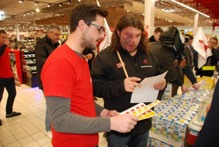 Les éleveurs ne veulent pas qu’on leur achète le lait en dessous de 35 c sur l’année 2017, alors que les laiteries ont affiché 31 c, après 30 c en 2015 et 28 centimes en 2016. « 31 c ça ne passe pas », estiment-ils.