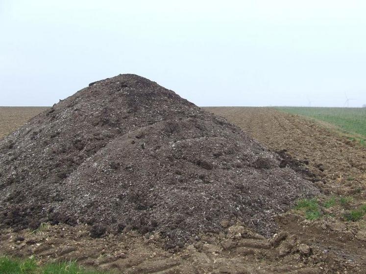 Le nouvel arrêté directives nitrates précise des conditions 
de stockage au champ selon les produits et les lieux et limite
la durée de stockage à neuf mois.