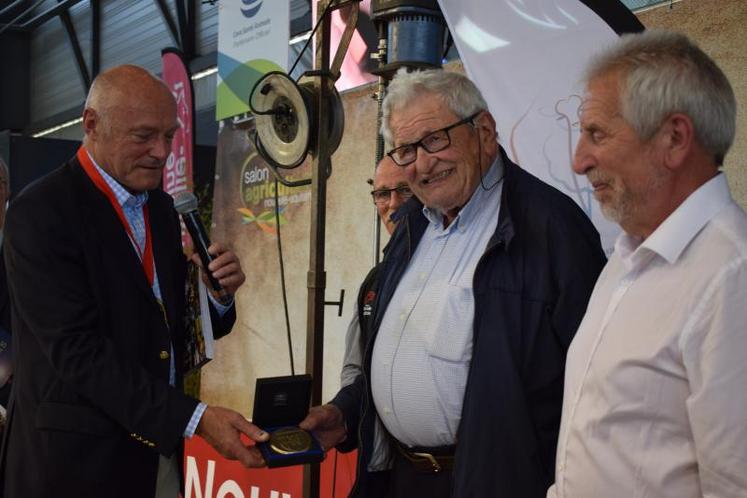 Jacques Castaing a été honoré de la médaille d'honneur de la Nouvelle-Aquitaine 001.