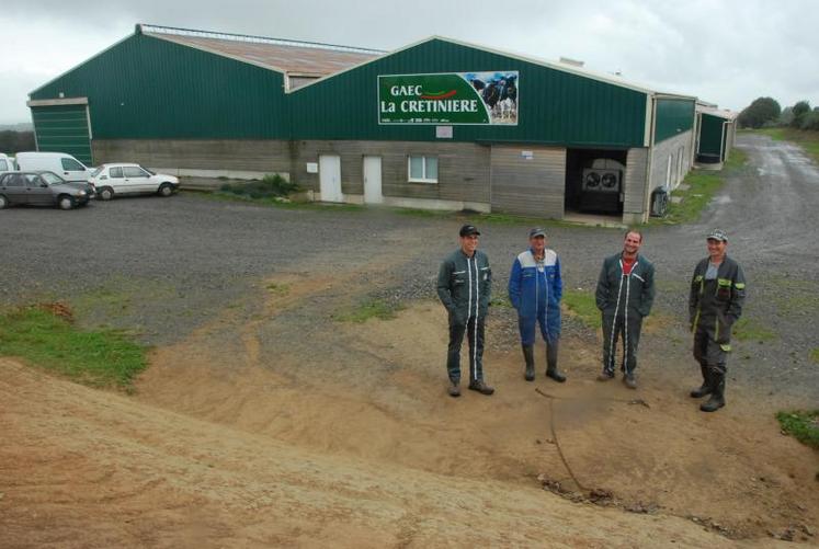 Dominique Baudu, son fils Ludovic, Lionel Barré et Cyril Drillaud croient en l’avenir de la production laitière en Poitou-Charentes. Ils affichent ostensiblement leur fierté d’être éleveur.