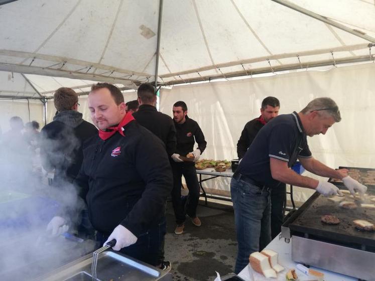 Au cours du concert du samedi soir, 400 burgers 100 % local ont été servis.