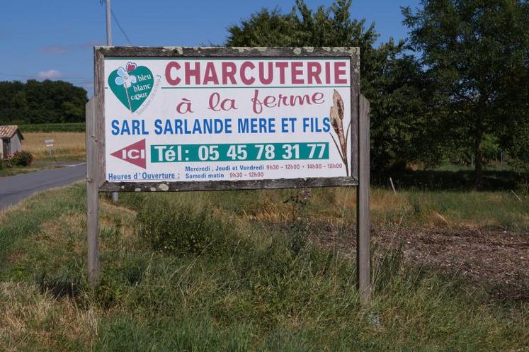 La charcuterie à la ferme existe depuis 17 ans. Jean-Pierre Sarlande et sa femme Sandra, aujourd’hui quinquagénaires, ont fait partie des pionniers.