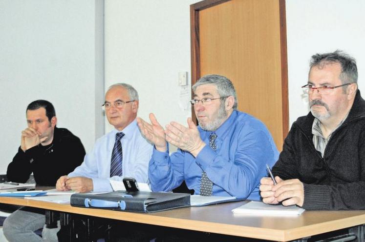 Mickaël Trichet, Pierre Chevalier, Guy Hermouet et Alain Chabauty lors de la réunion régionale à laquelle dix éleveurs du Poitou-Charentes ont participé.