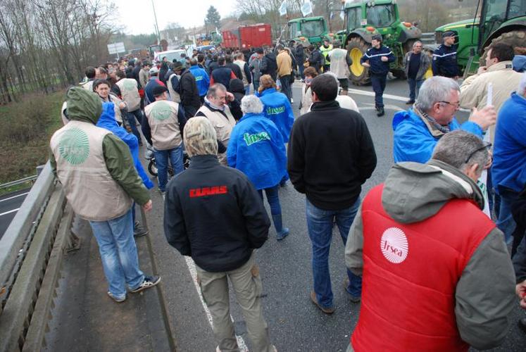 Les agriculteurs dénoncent une baisse des prix en particulier dans les productions animales. Ils attendent des signes tangibles de la part du ministre de l’agriculture, dont les mesures annoncées la semaine dernière ne les ont pas satisfaits.