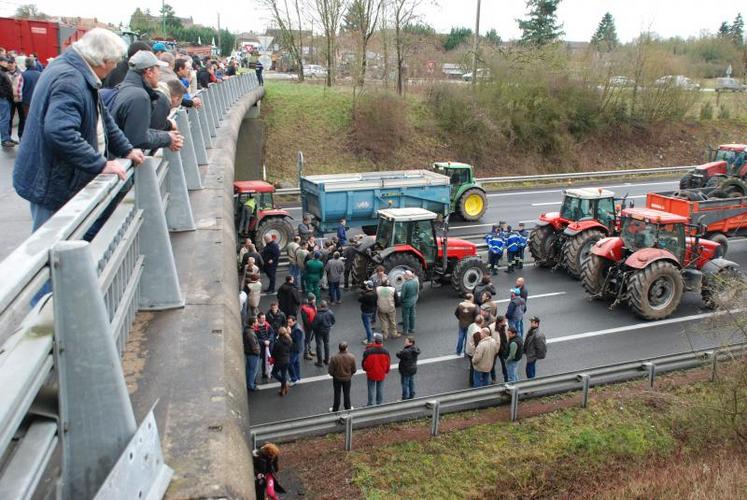 La circulation a été bloquée pendant plusieurs heures, lundi, sur la N 10 au carrefour des Maisons Blanches.