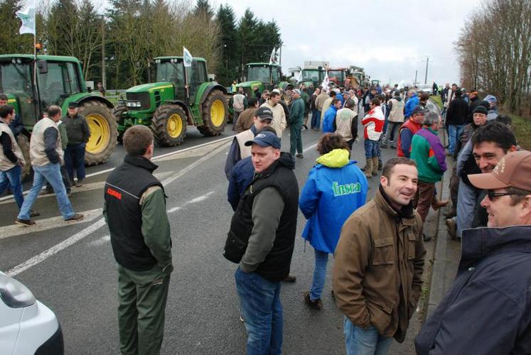 Des manifestants venus de toute la région Poitou-Charentes se sont réunis, alors que les actions se poursuivent encore cette semaine dans toute la France.
