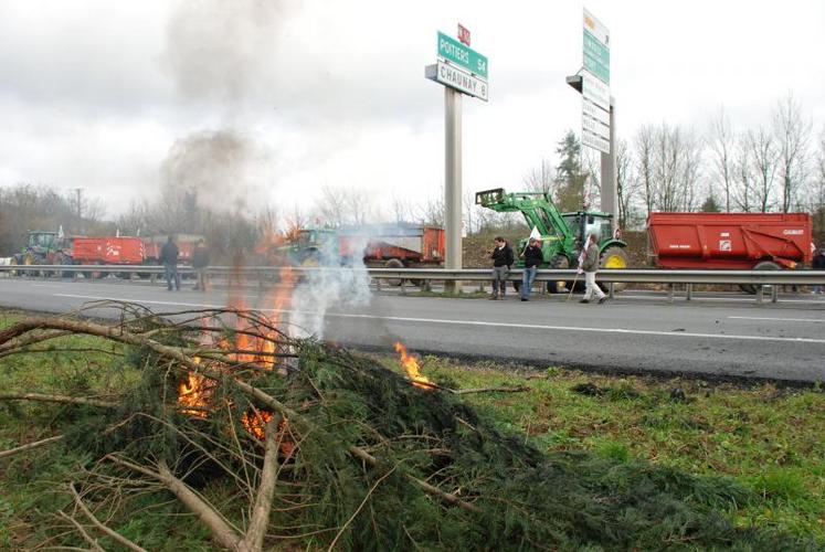 Quatre-vingts tracteurs ont bloqué les routes en espérant se faire entendre du ministre de l'agriculture