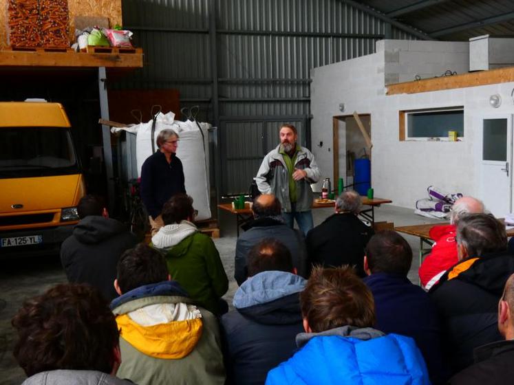 Face aux agriculteurs intéressés, Alain Rossard (accompagné par Marc Pottier, à gauche) a présenté la conversion bio des 350 ha du Gaec Paulownia.