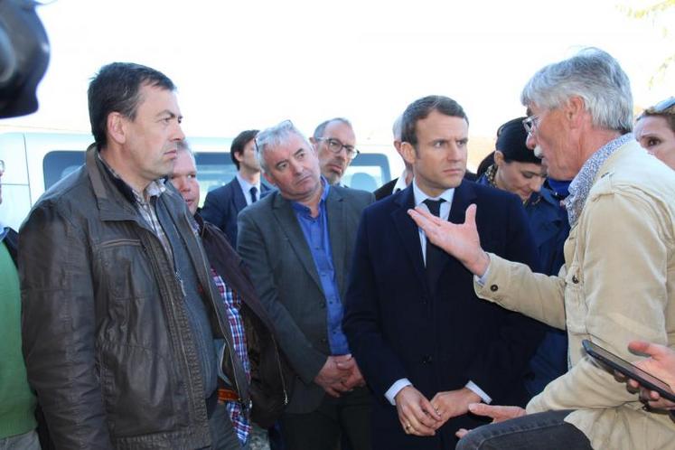 Emmanuel Macron a visité l’exploitation de Patrick Moron (à droite) en compagnie de Nicolas Turquois, Jean-Baptiste Moreau et Dominique Marchand.