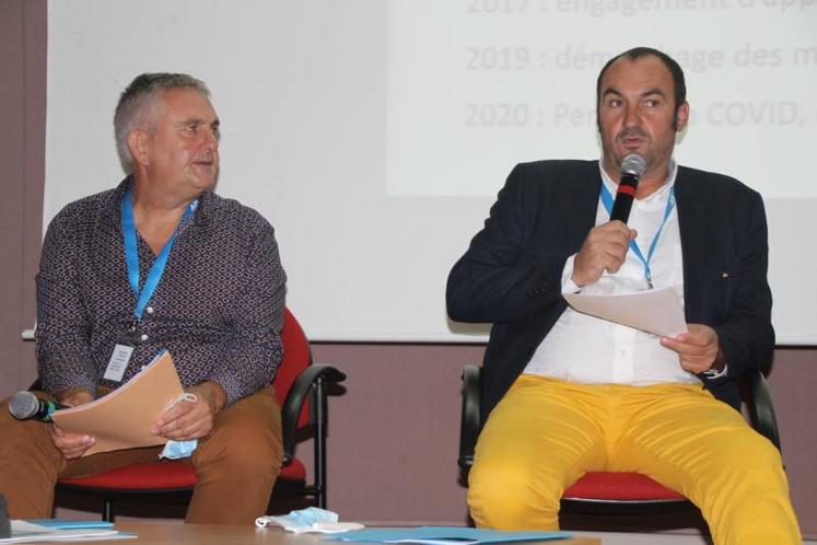 Pascal Berteau, animateur et Cédric Tranquard, président de la FNSEA 17, lors de la présentation de la démarche Eleveur & Engagé, à Bourg-en-Bresse.