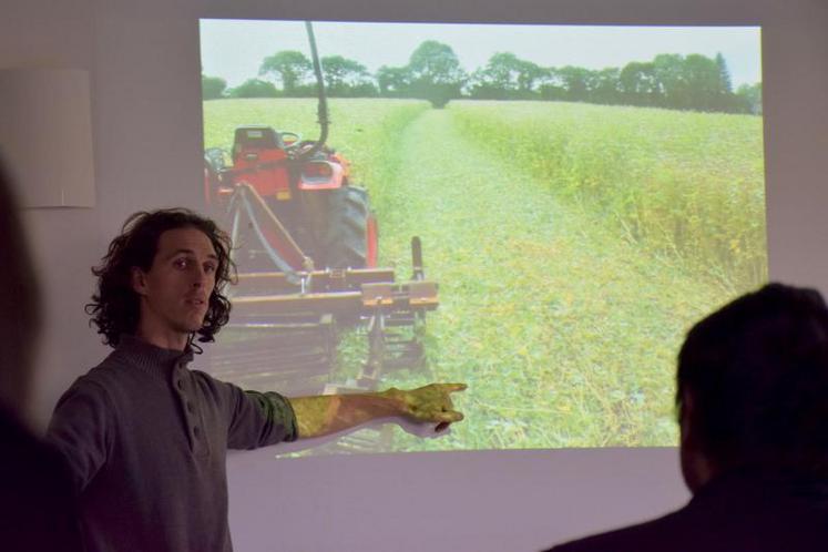 Aurélien Fercot présente la technique de semis sous couvert qu’il expérimente sur son exploitation depuis quatre ans.