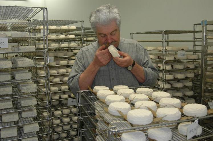 « Entre la feuille de châtaignier sur laquelle repose le fromage dès son troisième jour et la pâte du mothais-sur-feuille, il y a un secret. Ce produit traditionnel se caractérise par une texture fondante, au goût peu puissant mais aux arômes complexes qui durent en bouche », décrit Paul Georgelet.