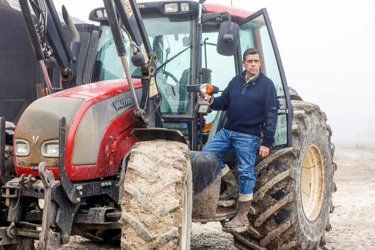 Xavier Beulin, lors d’une visite d’exploitation dans le Puy-de-Dôme en septembre 2016.