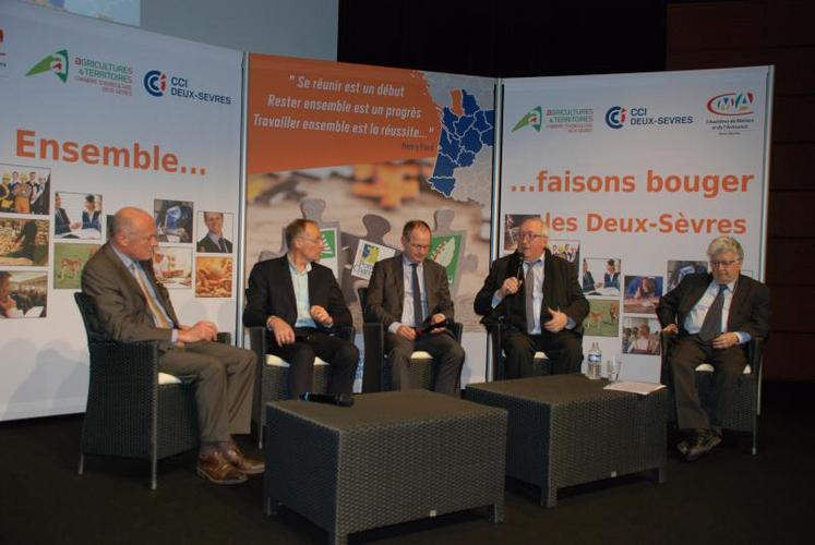 De gauche à droite : Alain Rousset, président du conseil régional ALPC, Jean-Michel Banlier, président de la chambre des métiers et de l’artisanat des Deux-Sèvres, Jean-Marc Renaudeau, président de la chambre d’agriculture des Deux-Sèvres, Philippe Dutruc, président de la chambre de commerce et d’industrie des Deux-Sèvres et Élie Cohen.