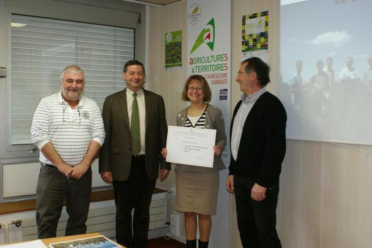 Remise du prix départemental à Evelyne et Jean-Pierre Bousseton (à gauche), par le président de la Chambre d’agriculture, Xavier Desouche, en présence du président du jury, Jacques Aupetit (à droite).