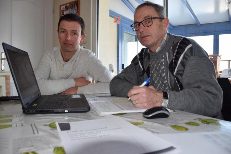 Gérard Kéraval, de la chambre d’agriculture (à droite) aide Denis Bertrand à analyser l’impact de son élevage sur la qualité de l’air.