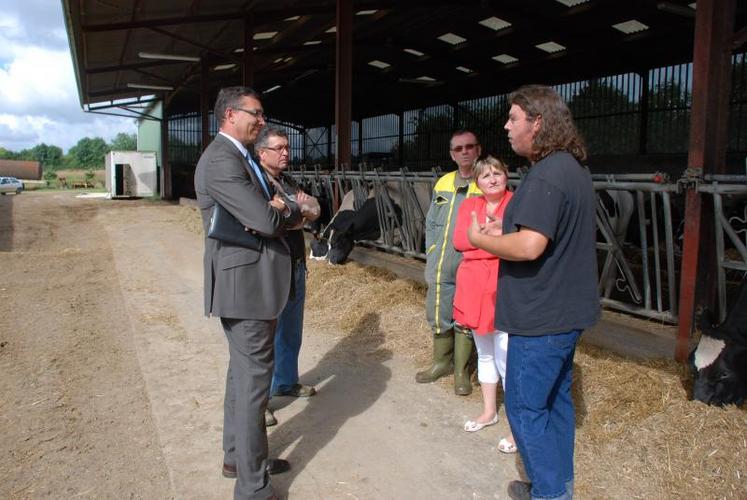 Grégory Kromwell, sous-préfet, Guy Desnoue, président du syndicat de Saint-Pardoux, Jean-Marie Gautier, associé avec Guillaume Mandin (à droite) et Catherine Fréjoux, vice-présidente du canton de Mazières.