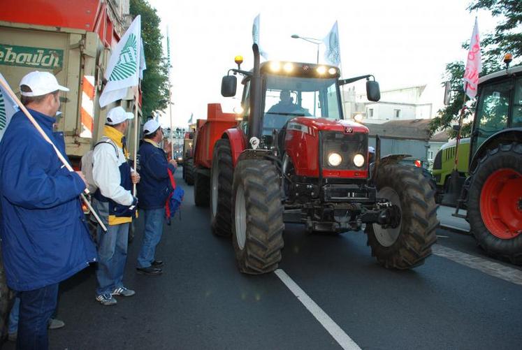 L'arrivée des sept derniers tracteurs dont un des Deux-Sèvres.