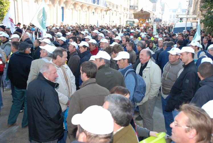 11 h 34, les syndicalistes prennent la parole.