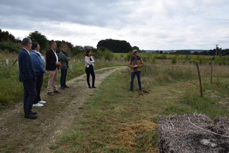 La visite des jardins partagés a eu lieu en présence des élus locaux, du président de la chambre d'agriculture, Christian Daniau, et de la direction départementale des territoires.