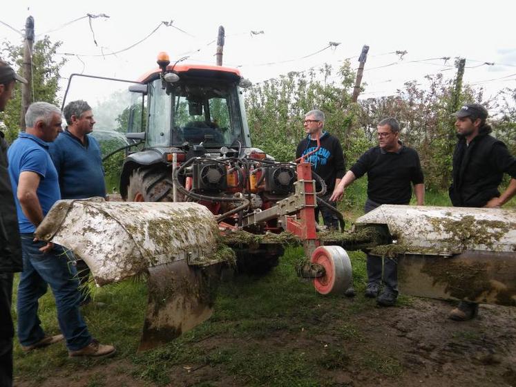 Un désherbage mécanique, en mai 2017, dans les vergers Gazeau, à Vernoux-en-Gâtine, une exploitation du réseau Dephy, engagée dans une démarche volontaire de réduction de l’usage de pesticides.