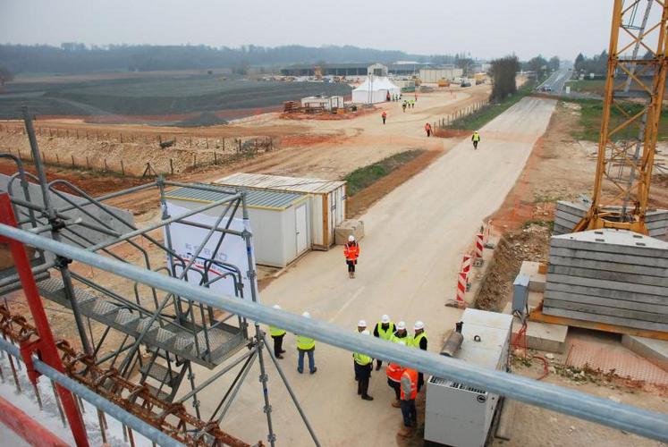 Construit à la sortie de Sauzé-Vaussais en direction des Maisons blanches, ce pont-rail est l’un des six construits au fil des 18 km de la ligne qui traverse les communes de Rom (sur 8,9 km), Vanzay (sur 600 m), Plibou (sur 4,5 km) et Sauzé-Vaussais (4,8 km).