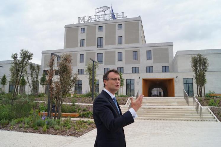 Pierre Joncourt, devant le bâtiment de 6000 m2 dont une grande partie reste à aménager.