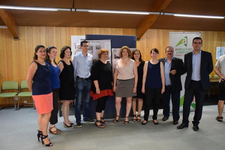 Le personnel de la Fnsea 79 lors du vernissage de l’exposition, a fêté l’anniversaire du syndicat autour de quinze panneaux rétrospectifs à la chambre d’agriculture à Vouillé.