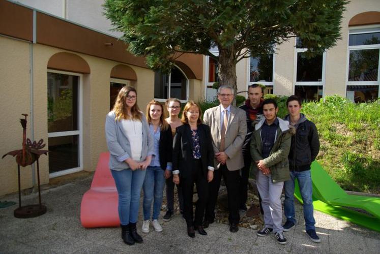 Salvador Pérez (préfet de la Charente) et Marie-Noëlle Ayçoberry (proviseure de l’établissement) entourés par des élèves du lycée Félix Gaillard