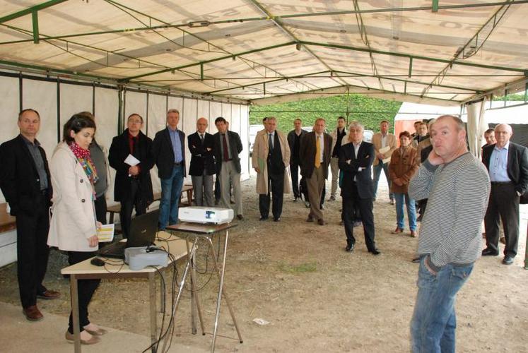 Quelques élus, des représentants des administrations et Philippe Martin, ont écouté avec attention les explications de Fabrice Redien, associé du Gaec Les Pierrières, à Prahecq avec Julien Pilot, Marie-Christine et Roland Vien.