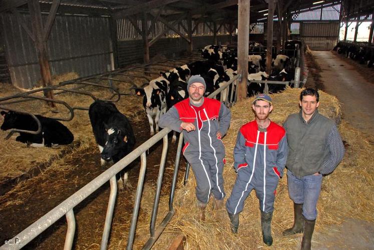 Eric Merceron, Damien Moutel et Fabrice Merceron du Gaec La Croix verte, lequel a relevé le défi de l’intégration d’un nouvel associé.