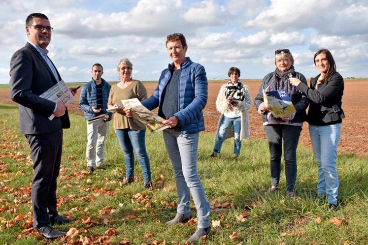 L’équipe d’Agri 79 à votre service. De gauche à droite : Nicolas Touchard, directeur ; Jean-René Jules, commercial espaces publicitaires ; Laurence Bailly, service abonnement ; Janny Breliaud, création publicitaire, annonces légales ; Christelle Picaud, rédactrice en chef ; Sylvie Macheteau, 
gérante ; Carole Mistral, secrétaire de rédaction, journaliste.