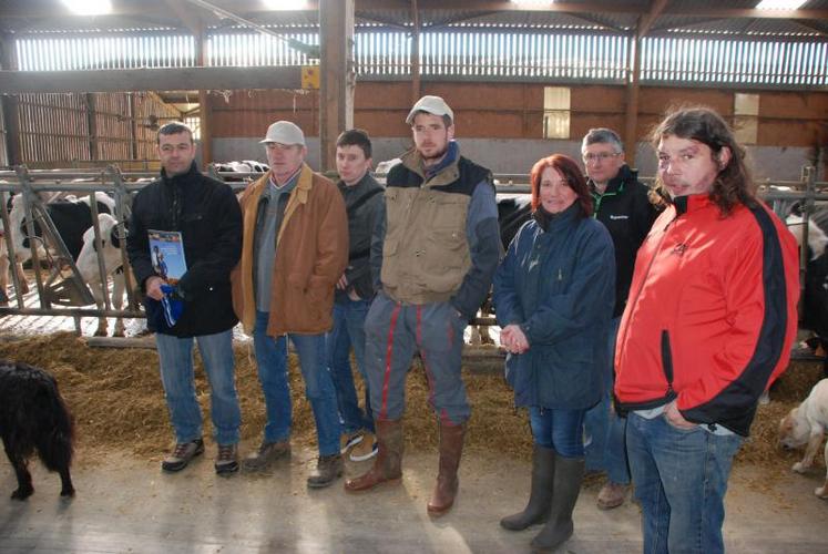 Alain Billerot, de la section lait, Dominique Vivier, Mathieu Souchard, Aurélien Vivier, Sylvie Vivier, Florent Souchard et Guillaume Mandin, au Gaec de l’Orée du bois. Les éleveurs n’acceptent pas un prix du lait à 31 centimes. Ils jugent « indécente » la proposition des laiteries.