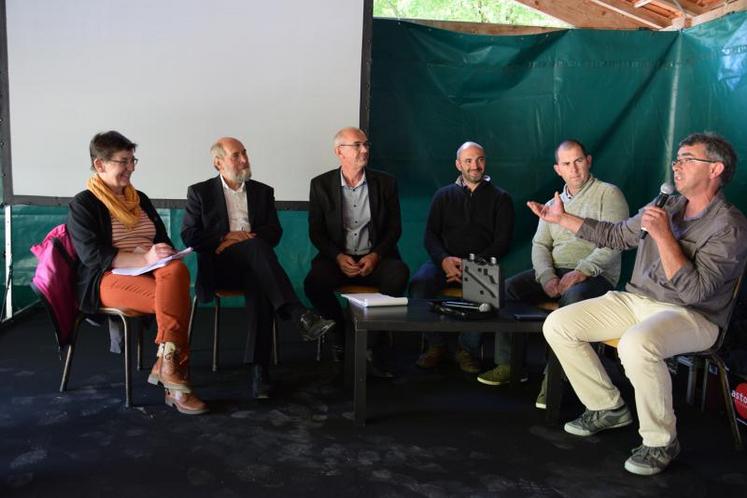 Table ronde de gauche à droite : Marianne le Bail, Bernard Chevassus-Au-Louis, Philippe Merle, David Flaud, Anthony Penigaud et Olivier Merle