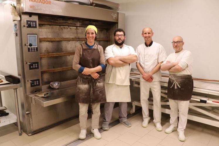 L’équipe du fournil biologique Painpoline privilégie 
un approvisionnement bio et le plus local possible.