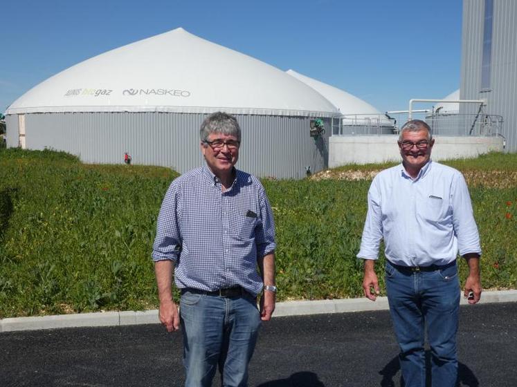 Thierry Bouret, initiateur du projet, et Jean Gorioux, président de la Communauté de communes Aunis-Sud et du syndicat mixte Cyclad, devant les digesteurs du méthaniseur d’Aunis Biogaz.