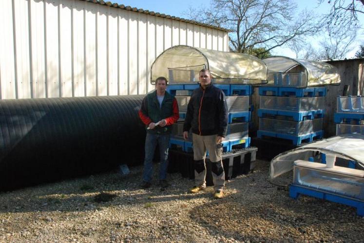 Sébastien Beau (à gauche) et Florent Sillon devant les Osmobac® où seront placées les saches contenant les effluents phytosanitaires après le nettoyage du pulvérisateur.