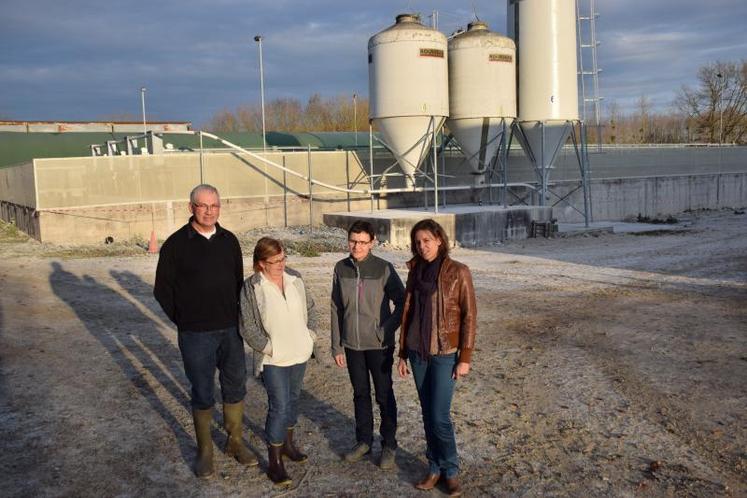 François et Sylvie Martin, Julie Fontaine le vétérinaire de l’élevage (cabinet Fili@vet) et Agnès Guinaudeau, technicienne à la CPLB, prônent, en complément de la vaccination du cheptel reproducteur, les mesures de biosécurité pour protéger les élevages contre la VHD variante.