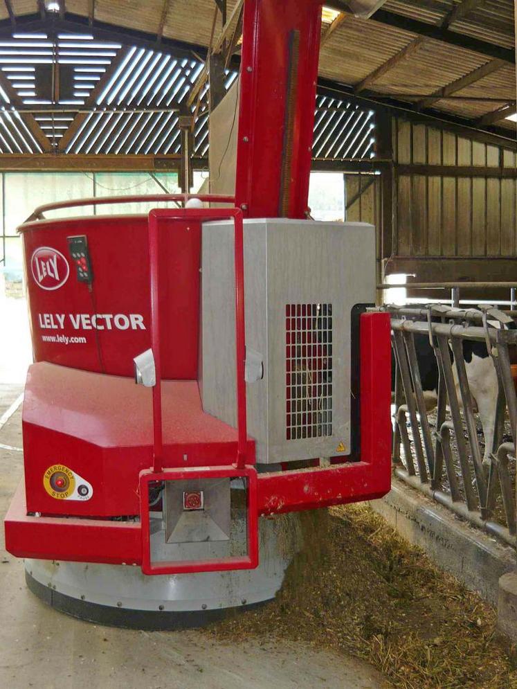 Les robots d’alimentation assurent, de façon autonome, la distribution de la ration souhaitée aux différents lots d’animaux.