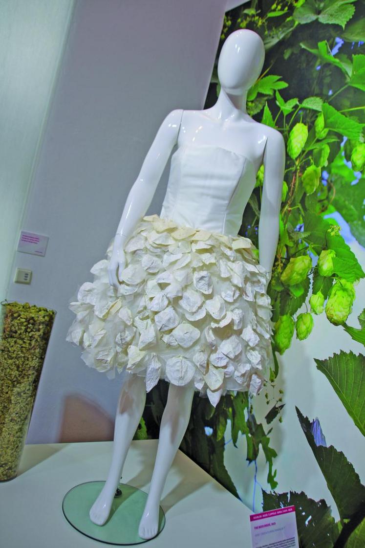 The Beer dress: avec la technique de la biosynthèse, il est possible de matérialiser la fermentation de la bière, et ainsi lui donner l'aspect d'une matière textile.