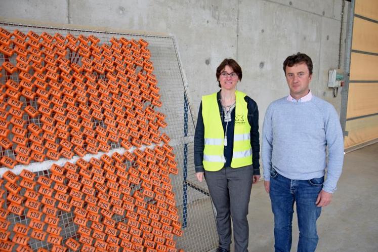 Le système Haytech de Quanturi, cofondé par Nadine Pesonen, peut gérer jusqu'à 500 sondes sans-fil simultanément chez Durepaire, à Verdille. Christophe Colas surveille une de ces installations.