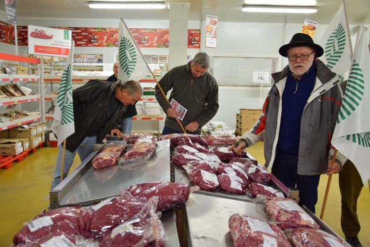 Les agriculteurs de la FNSEA16 et de JA ont scruté les étiquettes des produits vendus par deux grossistes d’Angoulême.