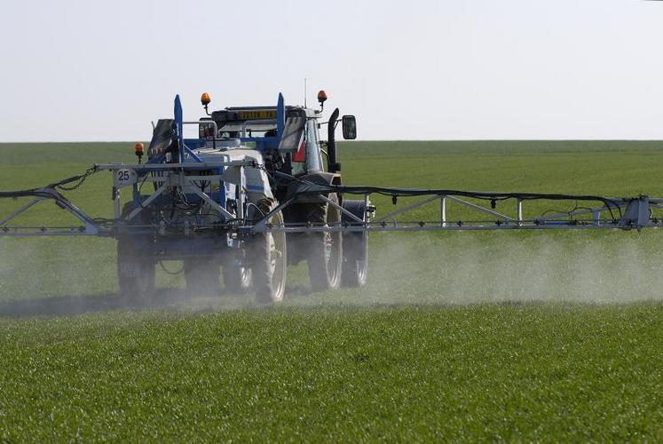 Selon Joëlle Lallemand, chercheuse à l’Inra, la consommation de produits phytosanitaires est estimée en France entre 60 et 70 000 t de matière active par an sur 30 millions d’hectares.